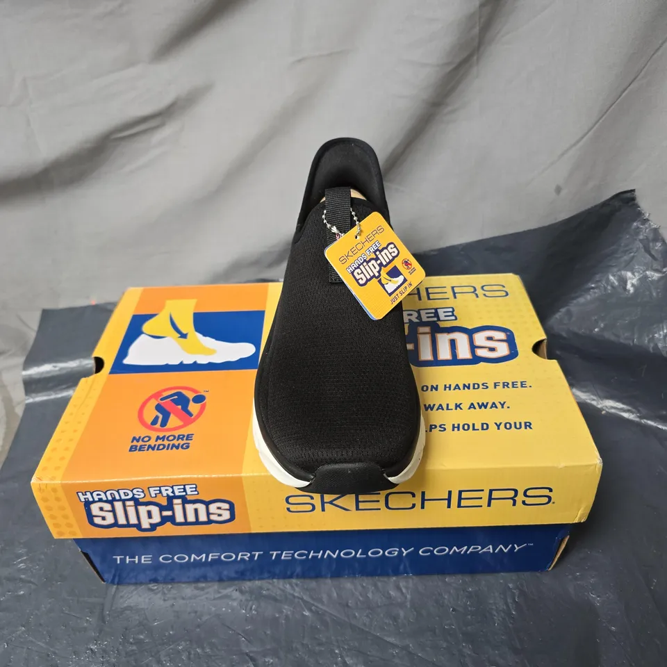 SKECHERS D’LUX WALKER 2.0 SLIP-ON SHOES – BLACK, HANDS FREE SLIP-INS (BOXED) SIZE 5
