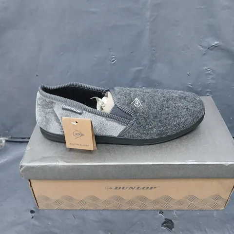 BOXED PAIR OF DUNLOP SLIP ON SHOES - 7