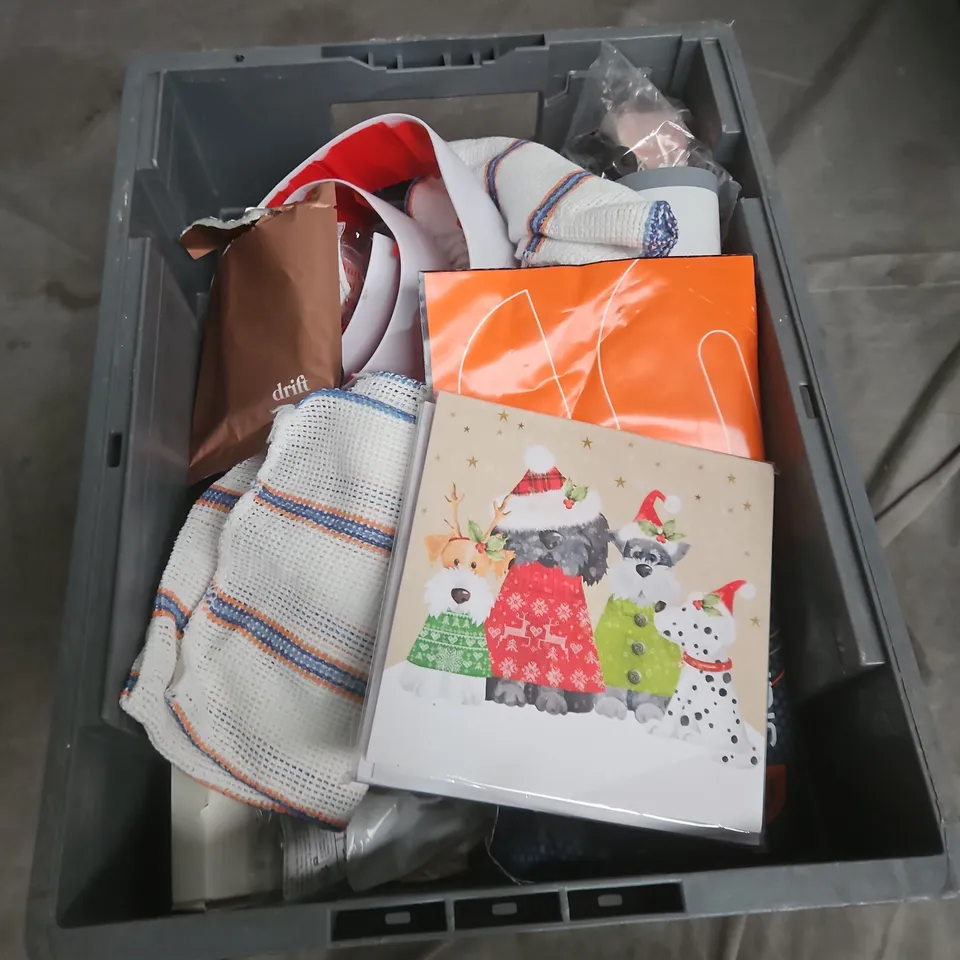 APPROXIMATELY 15 ASSORTED HOUSEHOLD ITEMS TO INCLUDE REUSABLE DEHUMIDIFIER, SCENTED CANDLE, , ETC 