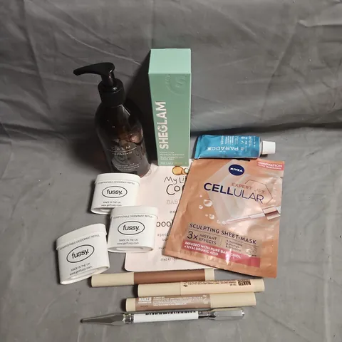 APPROXIMATEY 20 ASSORTED HEALTH AND BEAUTY PRODUCTS TO INCLUDE - URBAN DECAY EYESHADOW STICK - SHEGLAM HYDRATING PRIMER - FUSSY DEODORANT REFILLS - ETC