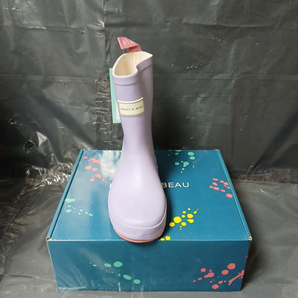 BOXED PAIR OF HOLLY & BEAU RUBBER MAUVE RAIN BOOTS - KIDS UK 12