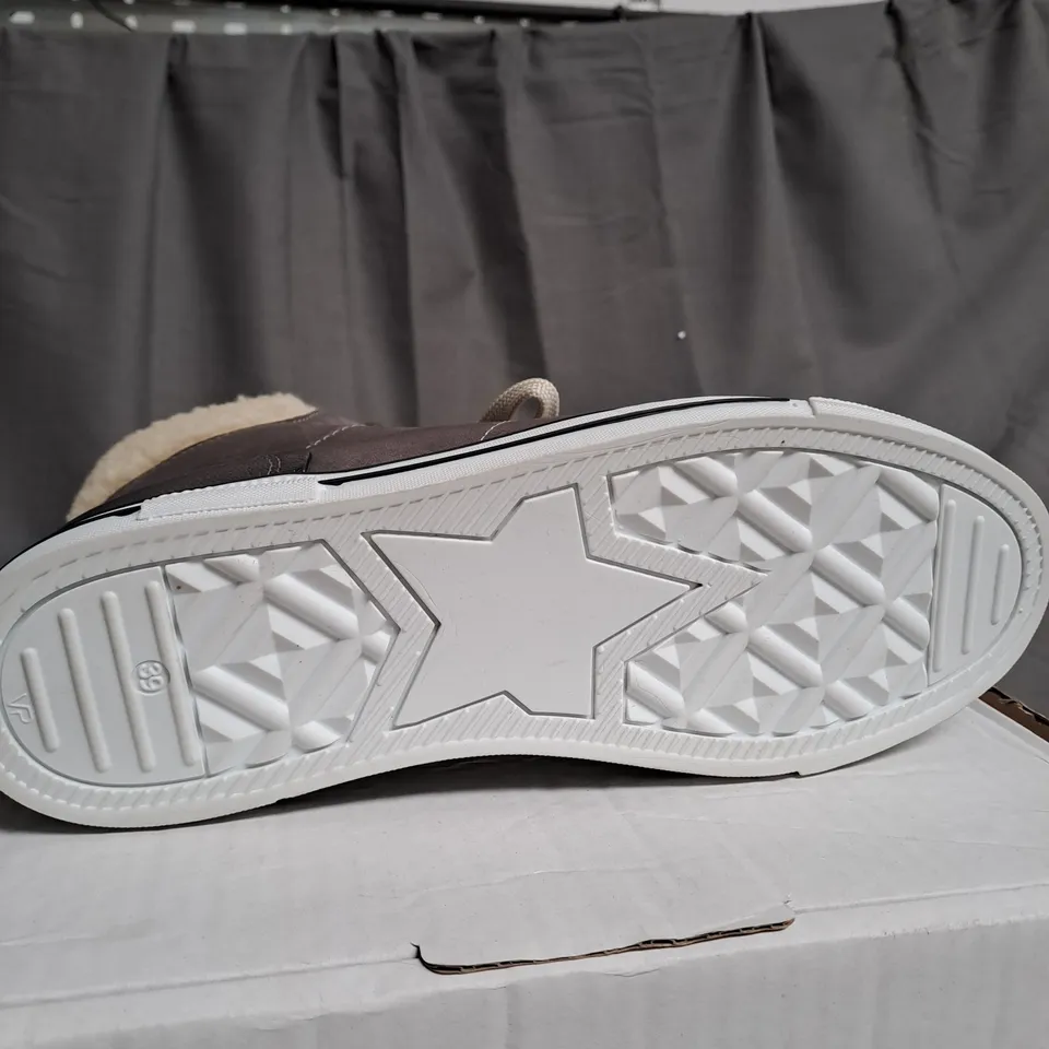 BOXED MODA DUSTY TORPE/CRÈME HIGHTOP SHOES - SIZE 6