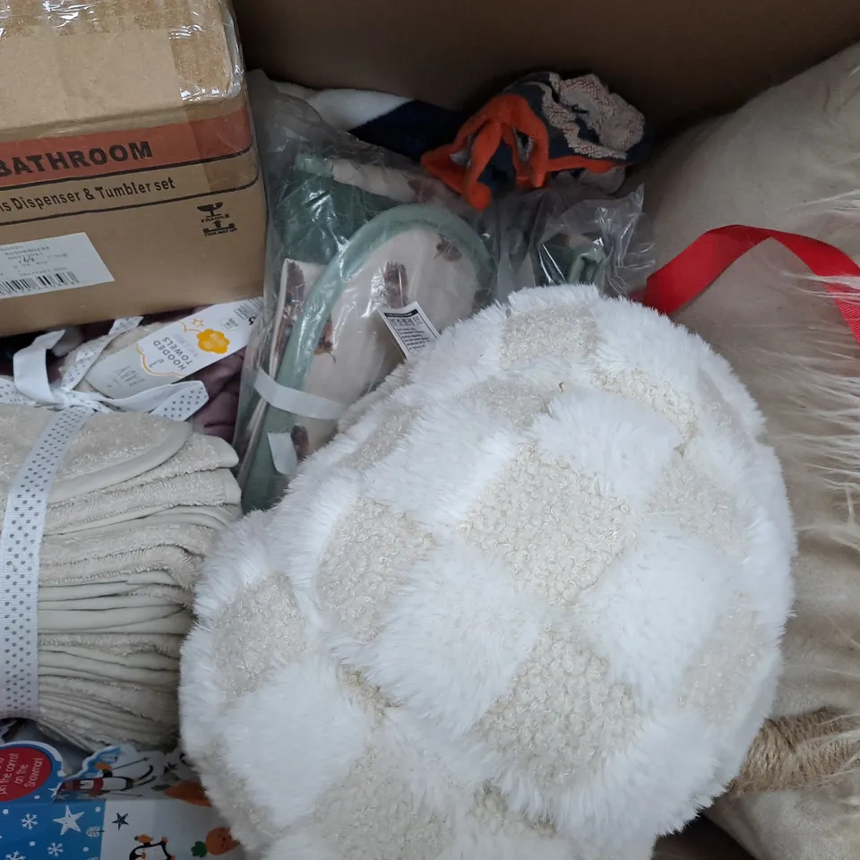 BOX OF APPROXIMATELY 10 ASSORTED HOUSEHOLD ITEMS TO INCLUDE BEDDING, CUSHIONS, ETC, IN VARIOUS STYLES, SIZES, AND COLOURS - COLLECTION ONLY