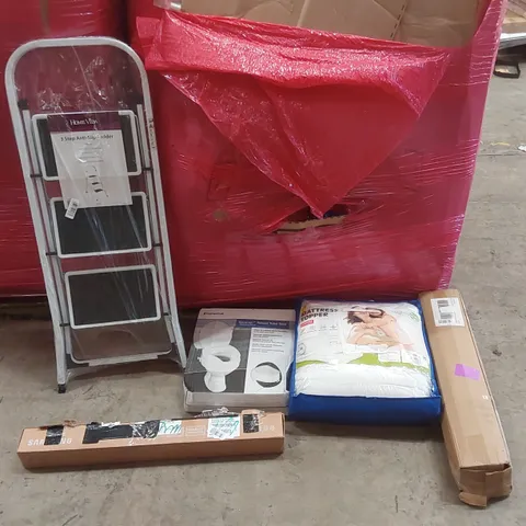 PALLET OF ASSORTED ITEMS TO INCLUDE: MATTRESS TOPPER, STEP LADDERS, POP-UP TENT, SAMSUNG TV FRAME ECT