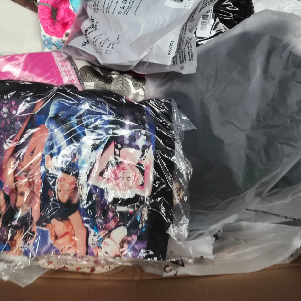 APPROXIMATELY 20 ASSORTED CLOTHING AND FASHION PRODUCTS IN VARIOUS STYLES AND SIZES - COLLECTION ONLY