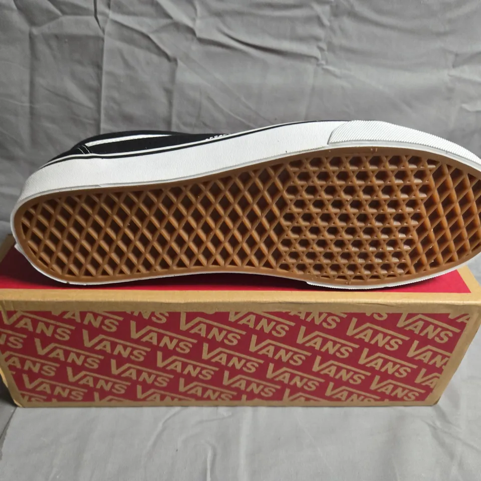 BOXED PAIR OF OLD SKOOL VANS - UK SIZE 9.5