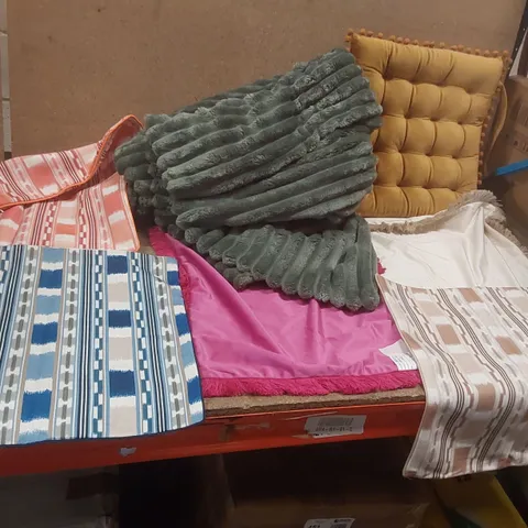 BOX CONTAINING A VERY LARGE QUANTITY OF ASSORTED HOMEWARE PRODUCTS INCLUDING: PILLOWCASES, CUSHION, BLANKETS ECT