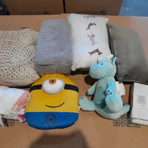 BOX OF APPROXIMATELY 10 ASSORTED BEDDING AND SOFT FURNISHING ITEMS TO INCLUDE - THROW PILLOW - BEDDING SET - FITTED SHEET ETC. 