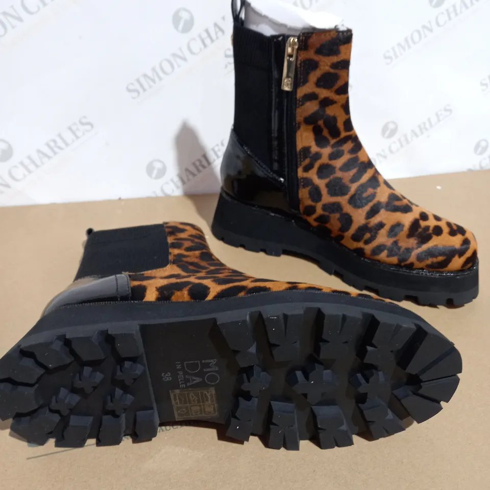 BOXED MODA IN PELLE GERRI EMBELLISHED SQUARE TOE CHELSEA BOOT - LEOPARD - SIZE 5