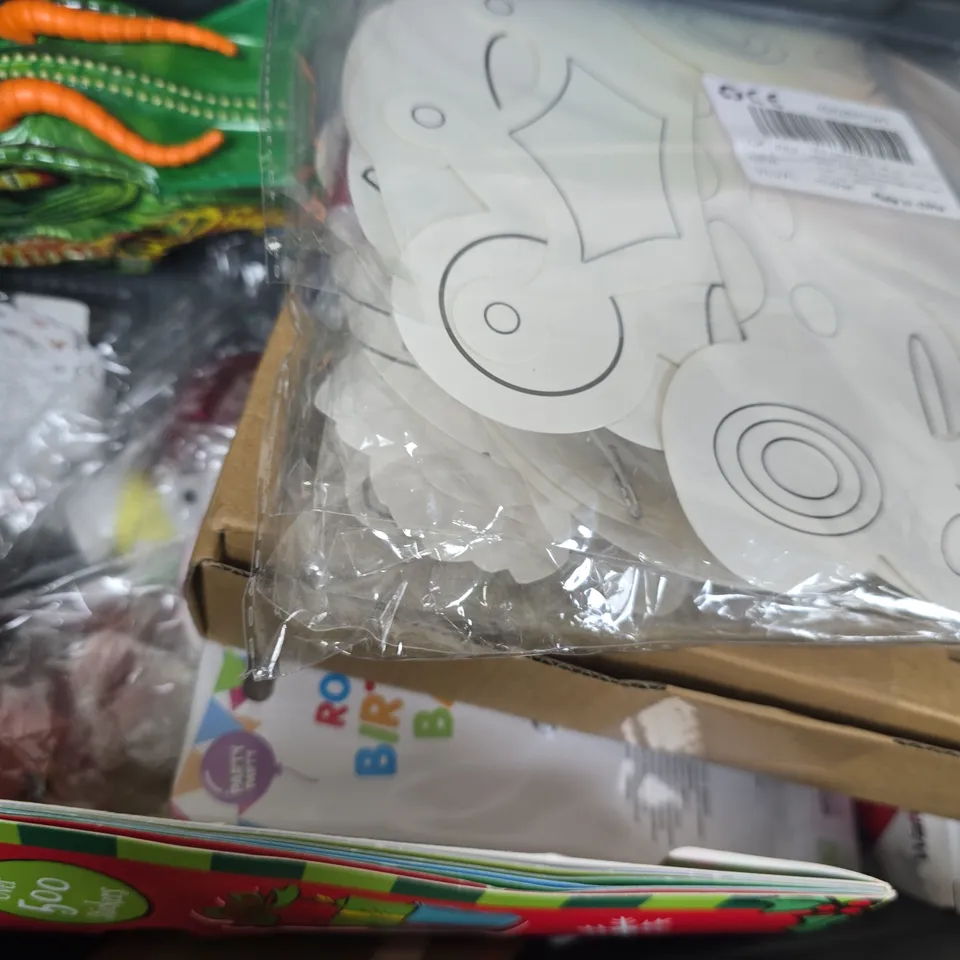 APPROXIMATELY 10 ASSORTED TOYS AND GAMES TO INCLUDE WARHAMMER IMPERIAL FISTS DICE, ETC