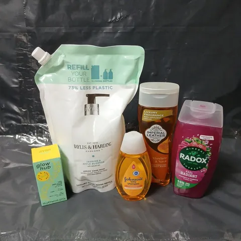 APPROXIMATEY 20 ASSORTED HEALTH AND BEAUTY PRODUCTS TO INCLUDE JOHNSON'S BABY SHAMPOO, RADOX SHOWER GEL AND GLOW HUB FACE MASK