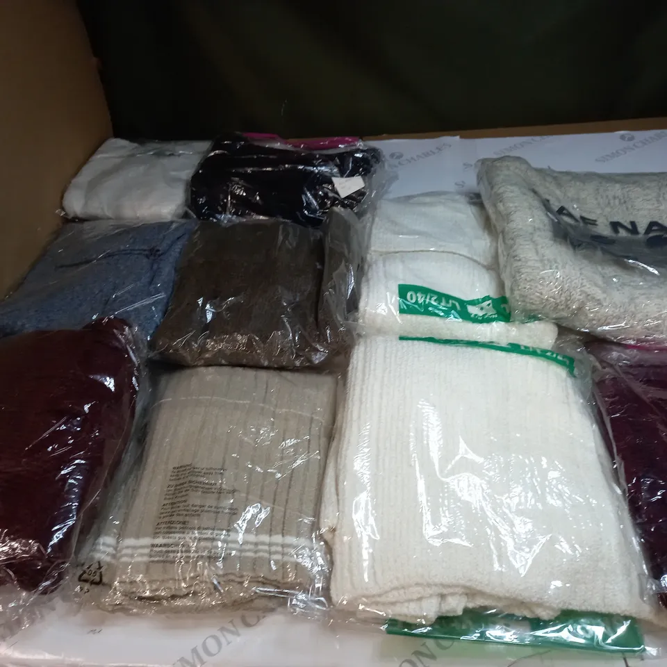 LOT OF APPROX 10 ASSORTED CLOTHING ITEMS IN VARIOUS SIZES