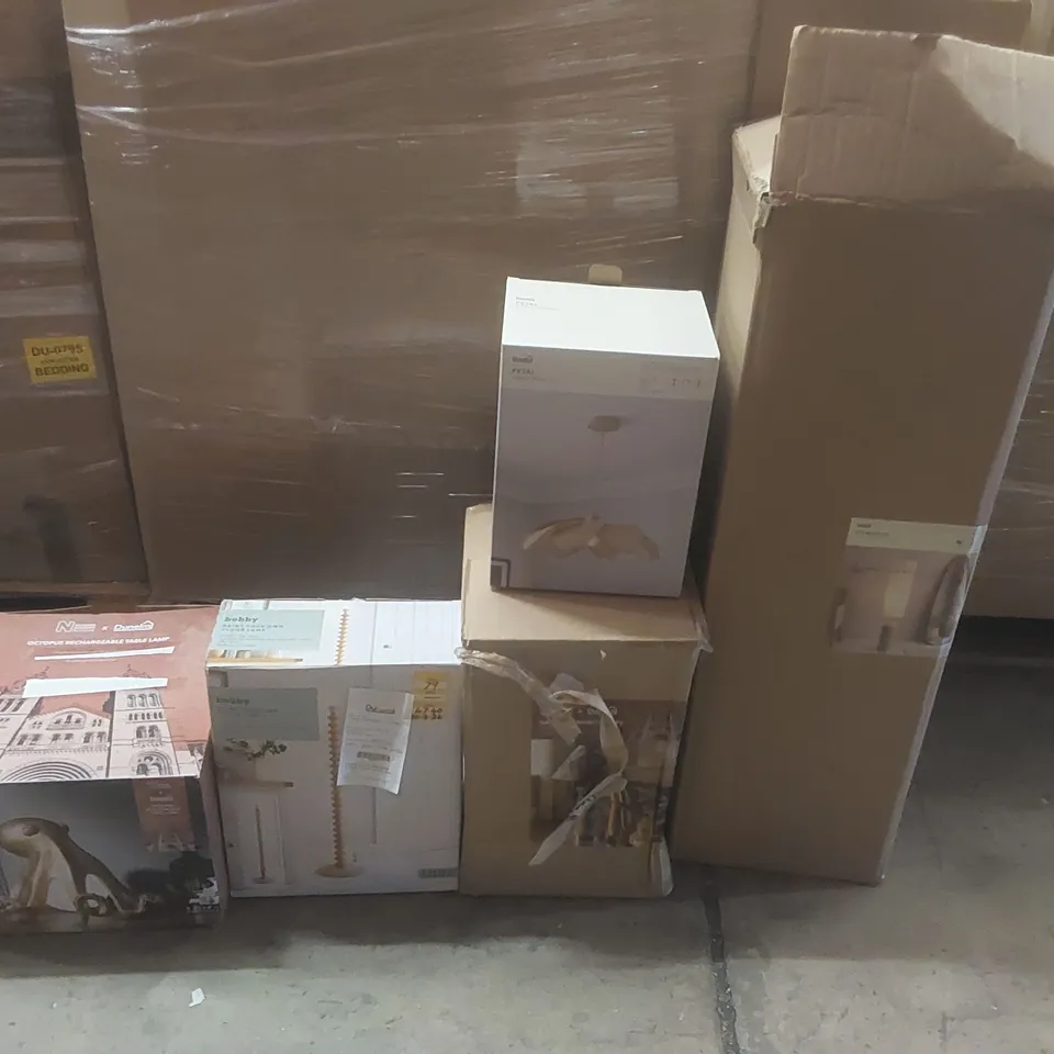 PALLET CONTAINING A VERY LARGE QUANTITY OF ASSORTED DESIGNER LIGHTING PRODUCTS TO INCLUDE: CEILING LIGHT, TABLE LAMP, FLOOR LAMPS ECT