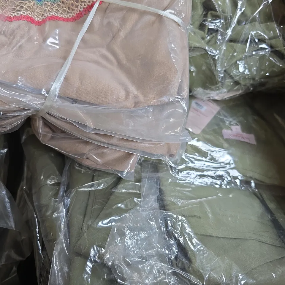 BOX OF APPROX 20 ASSORTED CLOTHING ITEMS TO INCLUDE TOPS, TROUSERS, BAGS, ETC