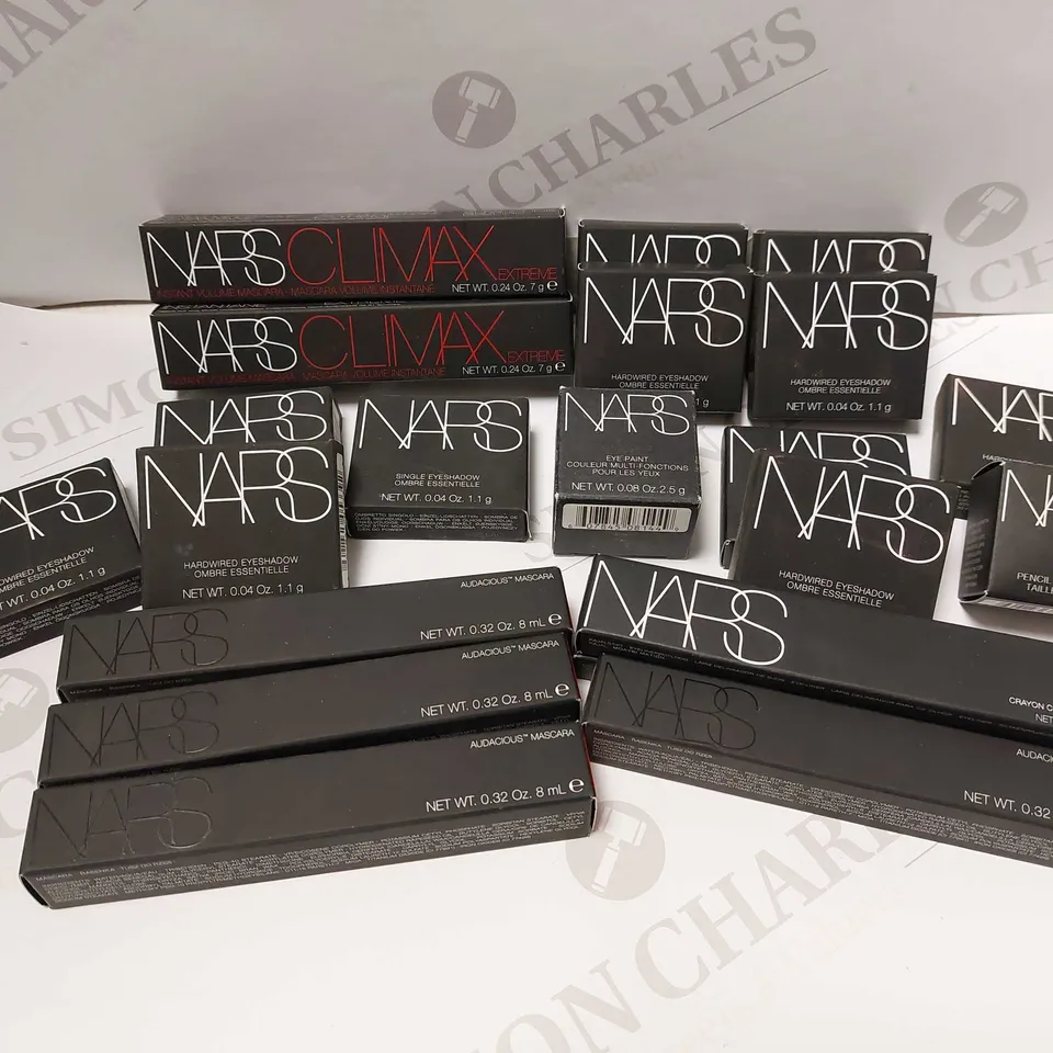 BOX OF APPROX 20 NARS MAKE UP ITEMS TO INCLUDE NARS CLIMAX INSTANT VOLUME MASCARA (7G), NARS EYELINER PENCIL (1.2G) AND NARS AUDACIOUS MASCARA (8NL)