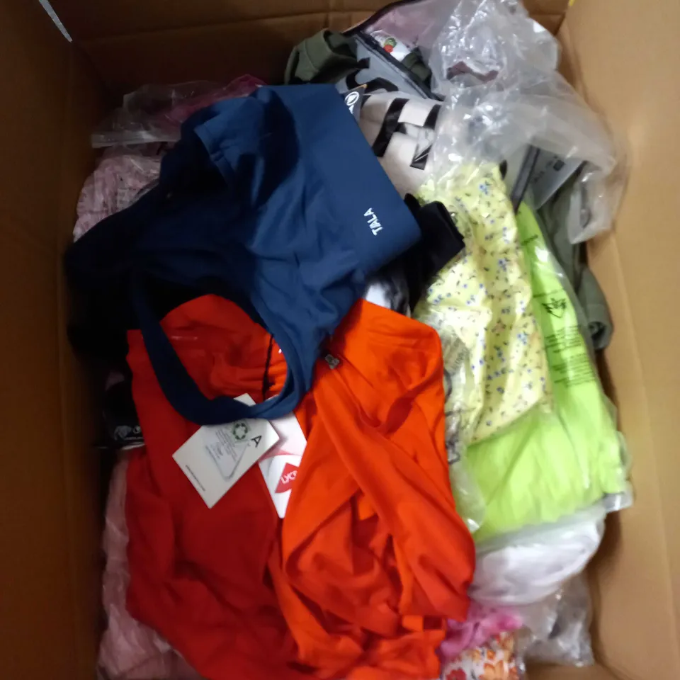 BOX OF APPROX 35 ASSORTED CLOTHING ITEMS TO INCLUDE - DRESSES, T-SHIRTS AND TROUSERS