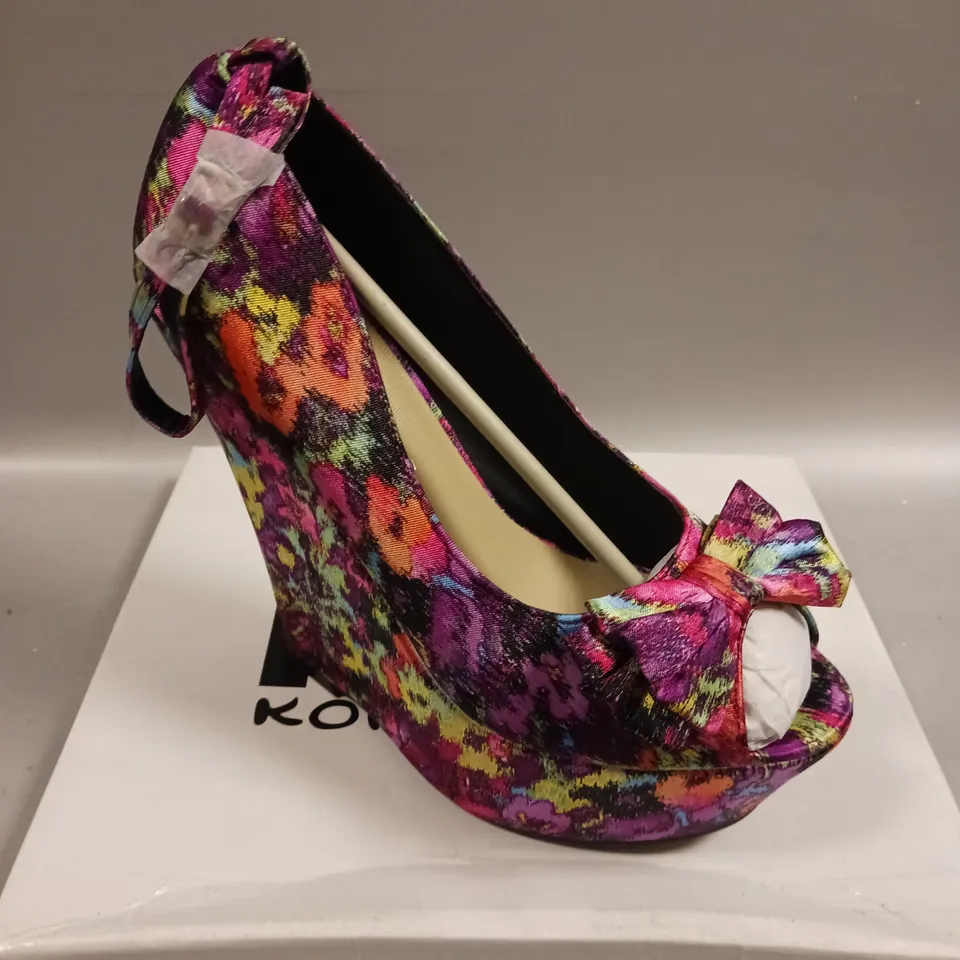 LOT OF 5 BOXED PAIRS OF KOI COUTURE WEDGE HEELED SHOES IN FUCHIA SATIN - VARIOUS SIZES