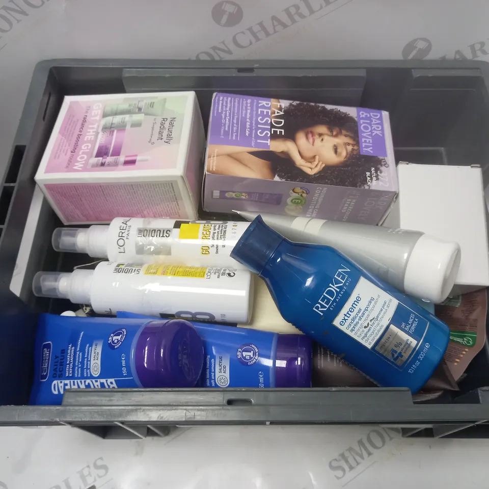 APPROXIMATLEY 20 COSMETICS ITEMS TO INCLUDE ALTRUIST DERMATOLOGIST SUNSCREEN SPF 30 (200ml), REDKEN EXTREME CONDITIONER (300ml), CLEAN & CLEAR BLACKHEAD DAILY SCRUB (150ml), ETC