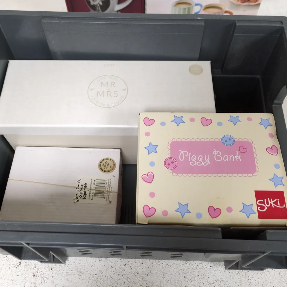LOT OF 7 BOXED HOUSEHOLD ITEMS TO INCLUDE COMMERATIVE CUPS, ORNAMENTS AND PIGGY BANK