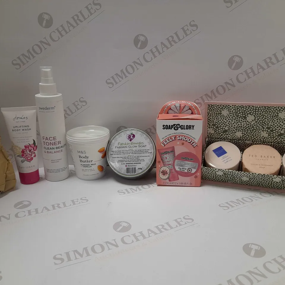 LOT OF APPROX 7 ASSORTED BATH & BODY PRODUCTS TO INCLUDE TED BAKER SOAP SET, SOAP&GLORY SET, M&S BODY BUTTER, ETC 