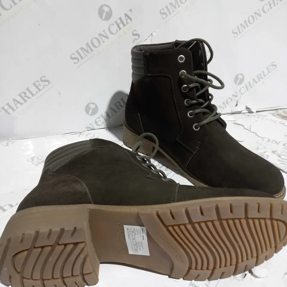 BOXED PAIR OF EMU EXPLORER BIRICET LACE UP WATERPROOF ANKLE BOOTS IN DARK OLIVE - UK SIZE 7
