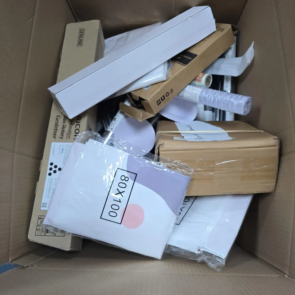 BOX OF APPROXIMATELY 20 ASSORTED HOUSEHOLD ITEMS INCLUDING MICROFIBRE CLEANING CLOTH , COSMETICS CASE AND ROLL OF FLOOR STICKER 
