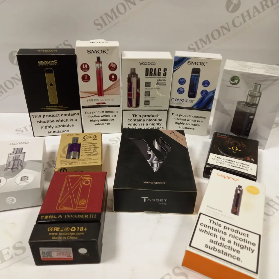 BOX OF APPROX 25 VAPING DEVICES AND ACCESSORIES TO INCLUDE VOOPOO DRAG S, SMOK VAPE PEN NORD 19 KIT AND ISTICK PICO