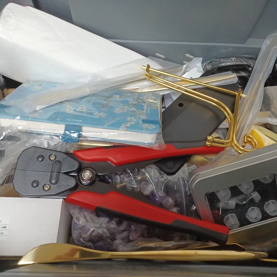 BOX OF APPROXIMATELY 15 ASSORTED ITEMS TO INCLUDE - FATHERS DAY BADGE , SCRAPER CLEANER , CAFETTO GRINDER CLEAN ETC