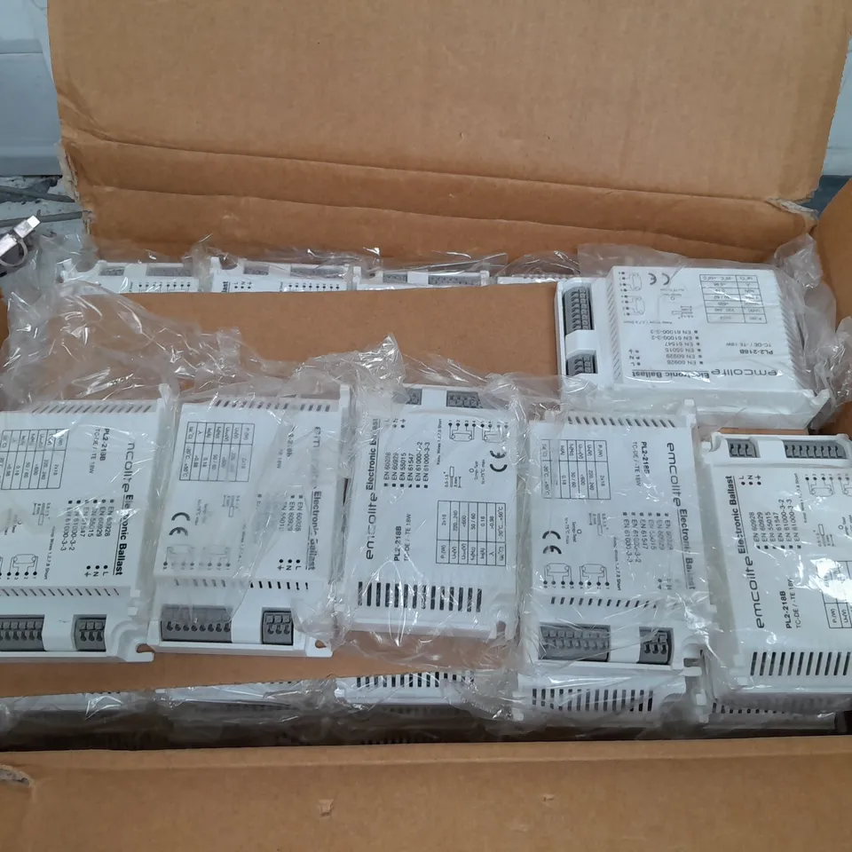 APPROXIMATELY 40 EMCOLITE ELECTRONIC BALLAST PL2-218B