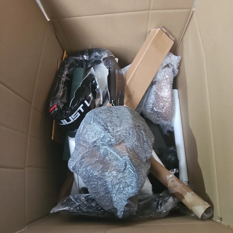 BOX OF APPROXIATELY 20 ASSORTED HOUSEHOLD ITEMS INCLUDING SEWING THREAD SET AND REPLACET DUST BAG FOR MINI ROBOT VACUUM 