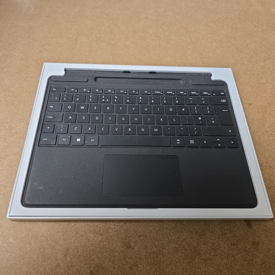 BOXED MICROSOFT SURFACE PRO SIGNATURE KEYBOARD