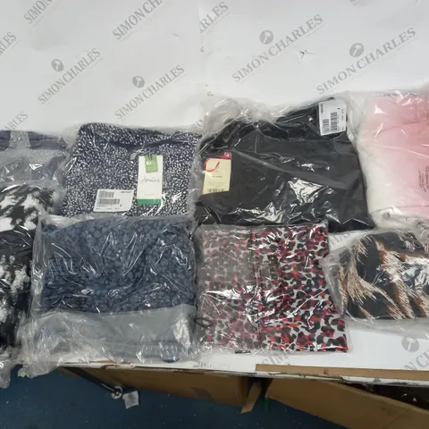LOT OF APPROX 25 TO INCLUDE TSHIRTS, ETC