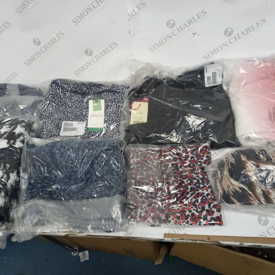 LOT OF APPROX 25 TO INCLUDE TSHIRTS, ETC