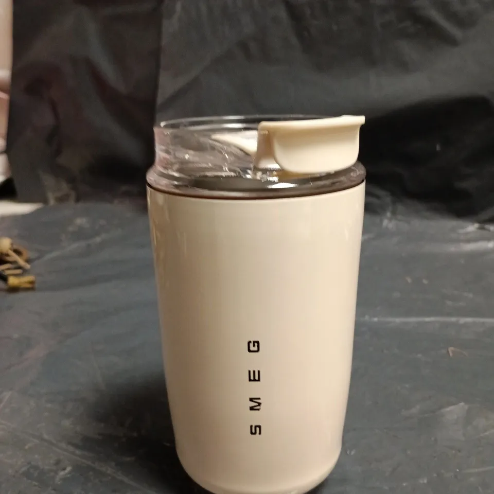 BOX OF APPROXIMATELY 20 ASSORTED HOUSEHOLD ITEMS TO INCLUDE: SMEG CUP AND WYNEX BAG