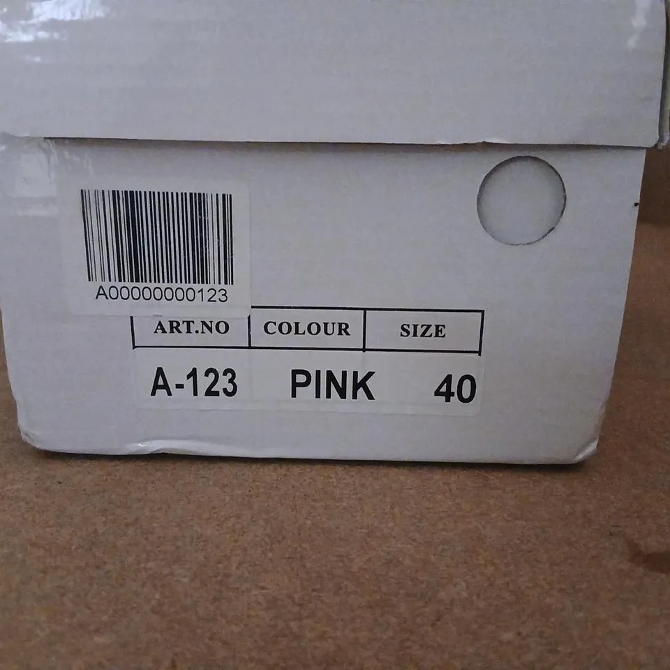BEIGE SNEAKERS WITH PINK ACCENTS – WOMEN'S, UK 7 (EU 40)