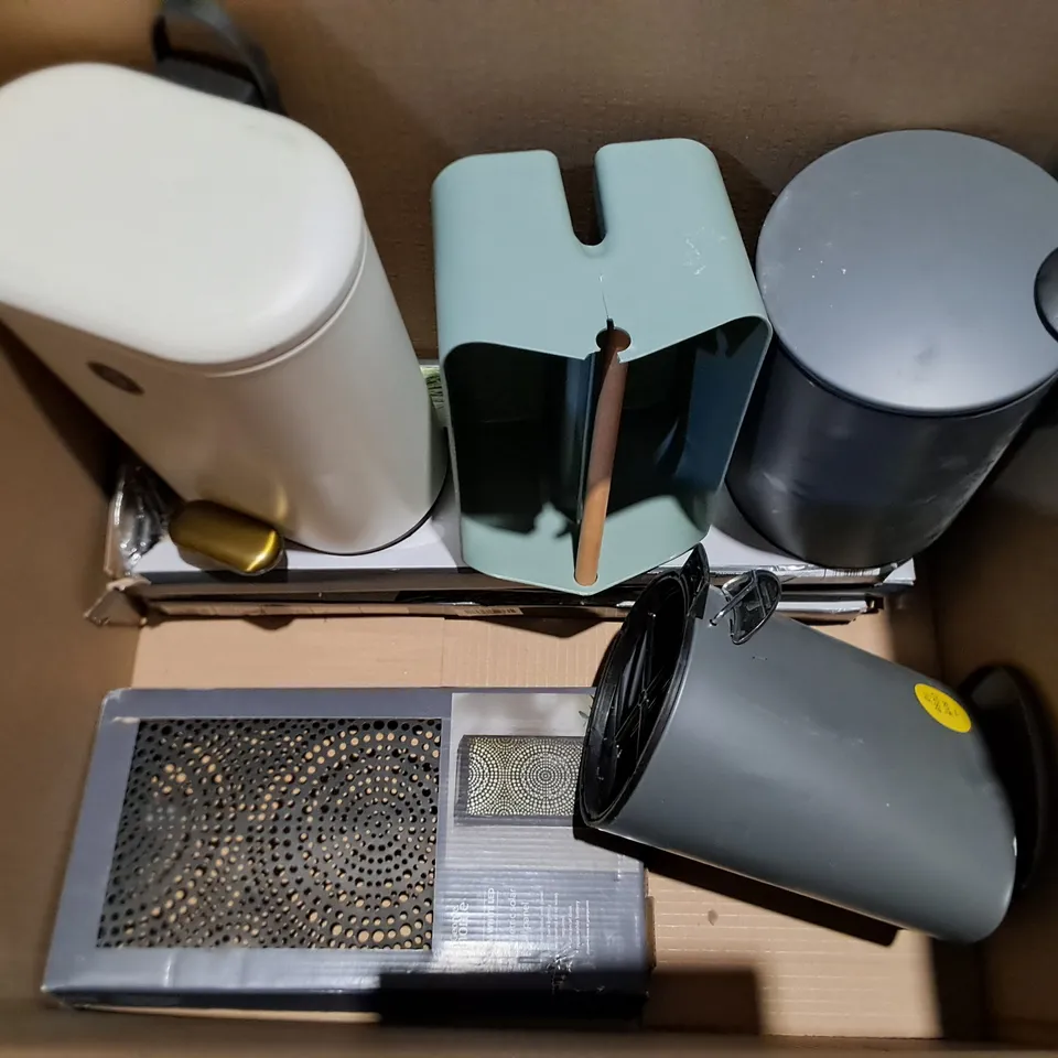 LOT OF 13 ASSORTED ITEMS TO INCLUDE WALL PANEL, BINS AND TOILET ROLL HOLDERS