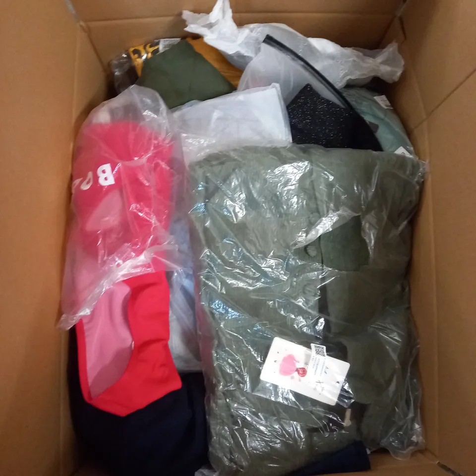 LARGE QUANTITY OF CLOTHING ITEMS TO INCLUDE DRESSES, SWEATERS, JEANS, T-SHIRTS, ETC