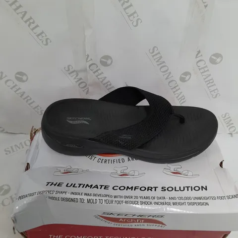 BOXED PAIR OF SKETCHERS ARCHFIT SANDAL SIZE 8 IN BLACK