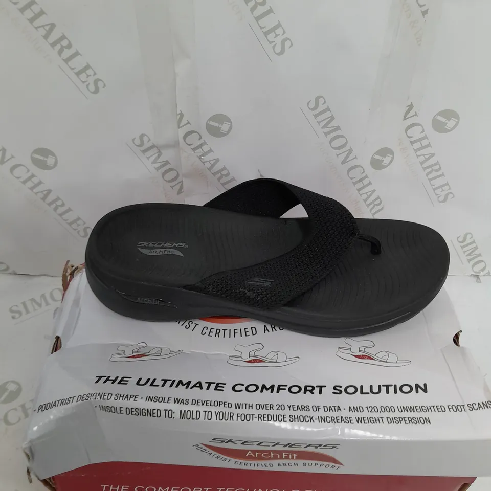 BOXED PAIR OF SKETCHERS ARCHFIT SANDAL SIZE 8 IN BLACK 