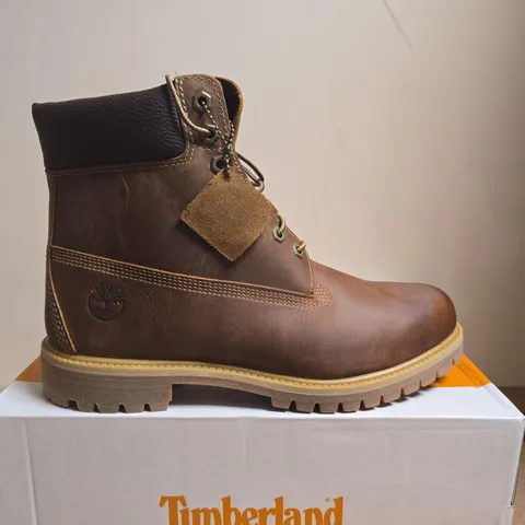 BOXED PAIR OF TIMBERLAND PREMIUM WATERPROOF BOOTS – BROWN, UK 10.5
