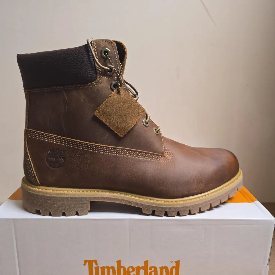 BOXED PAIR OF TIMBERLAND PREMIUM WATERPROOF BOOTS – BROWN, UK 10.5