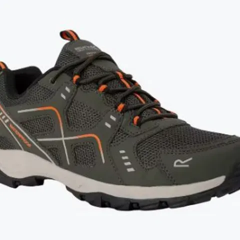 BRAND NEW BOXED REGATTA MEN'S VENDEAVOUR WATERPROOF WALKING SHOES DARK KHAKI/BLAZE ORANGE SIZE 7
