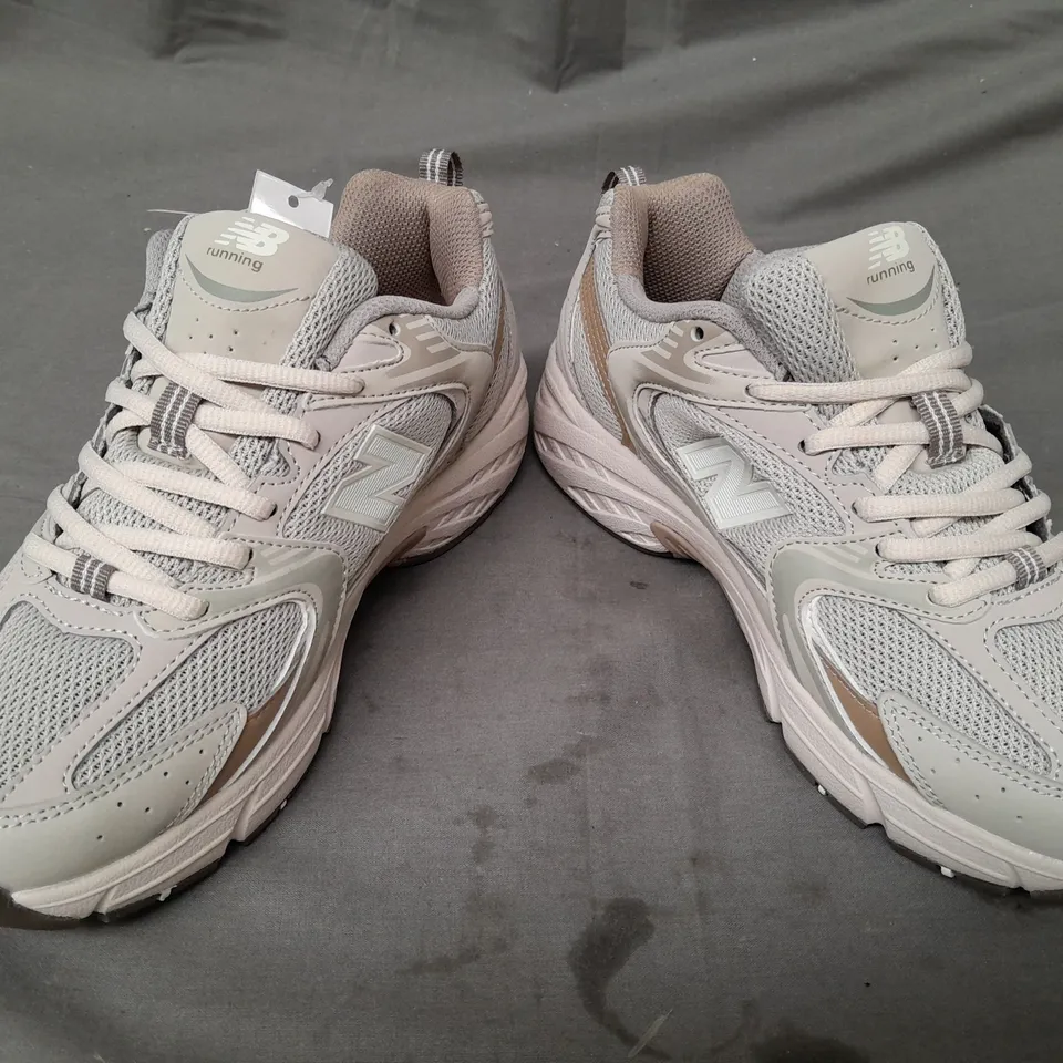 BOXED PAIR OF NEW BALANCE RUNNING COURSE SHOES IN BEIGE MULTI UK SIZE 5.5