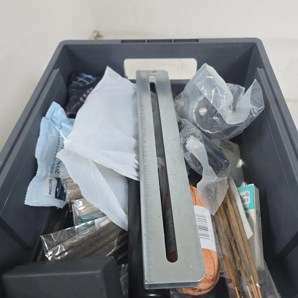 APPROXIMATELY 20 ASSORTED HOUSEHOLD ITEMS INCLUDING MY TAG TRACKER AND SPIRAL STEEL SCOURER