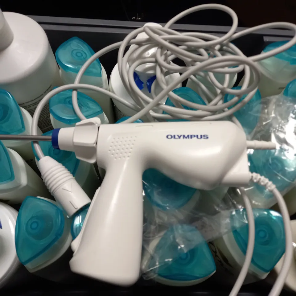 BOX OF APPROX 7 ASSORTED HEALTH AND BEAUTY ITEMS TO INCLUDE - WELLA FUSION CONDITIONER - CETRABEN MOISTURSING CREAM - DKVE DAILY MOISTURE ECT