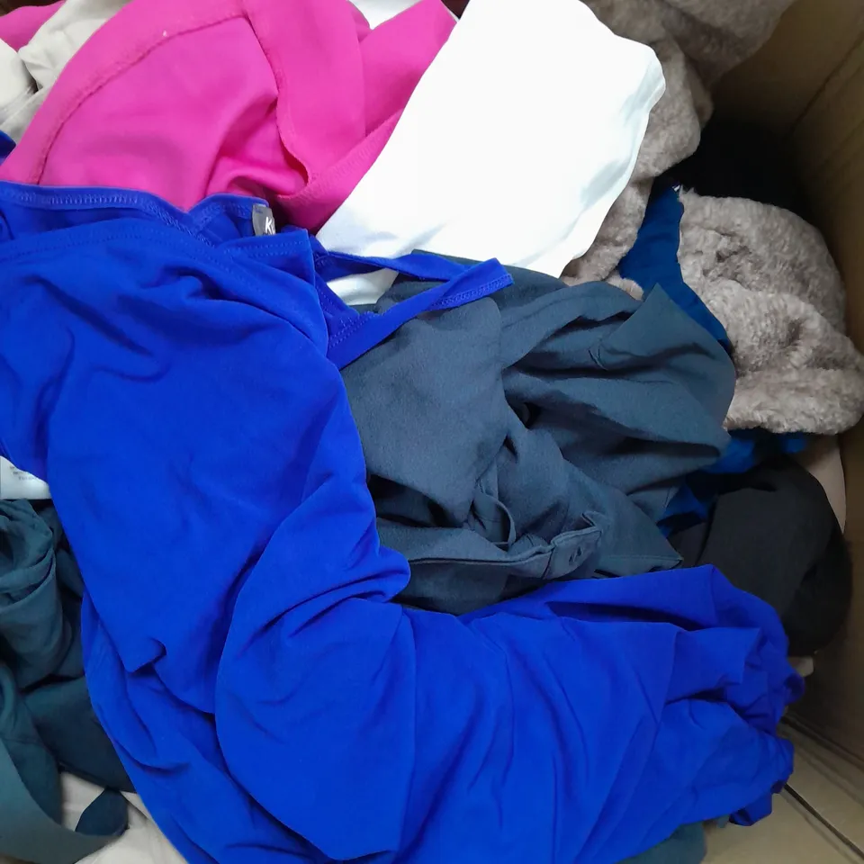 BOX OF APPROXIMATELY 15 ASSORTED CLOTHING ITEMS IN VARIOUS STYLES, COLOURS AND SIZES TO INCLUDE DRESSES, COATS, SKIRTS ETC