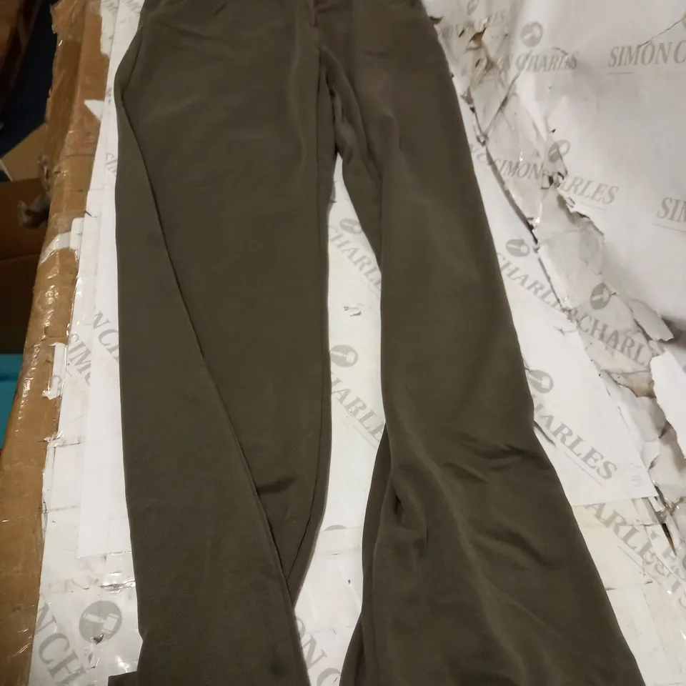 LOT OF APPROXIMATELY 5 ASSORTED CLOTHING ITEMS
