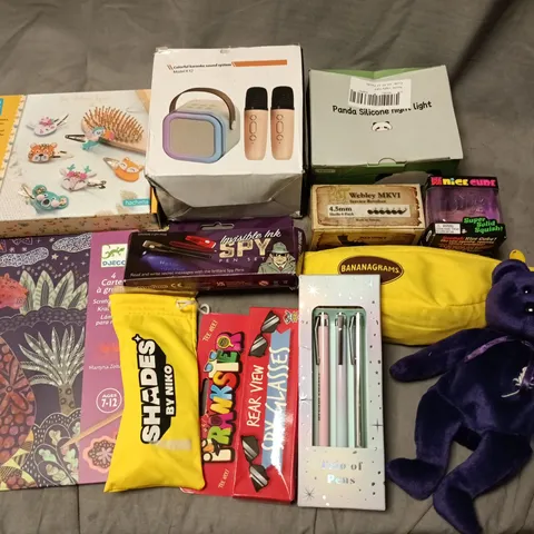 LARGE QUANTITY OF ASSORTED TOYS, GAMES AND CRAFT ITEMS TO INCLUDE BANANAGRAMS, COLOURFUL KAROKE AND PLUSHIE