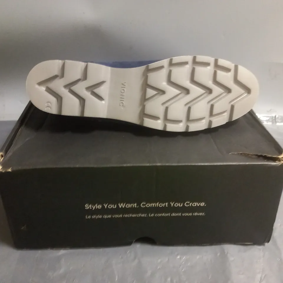 VIONIC SUEDE LOAFERS BLUE SIZE 9