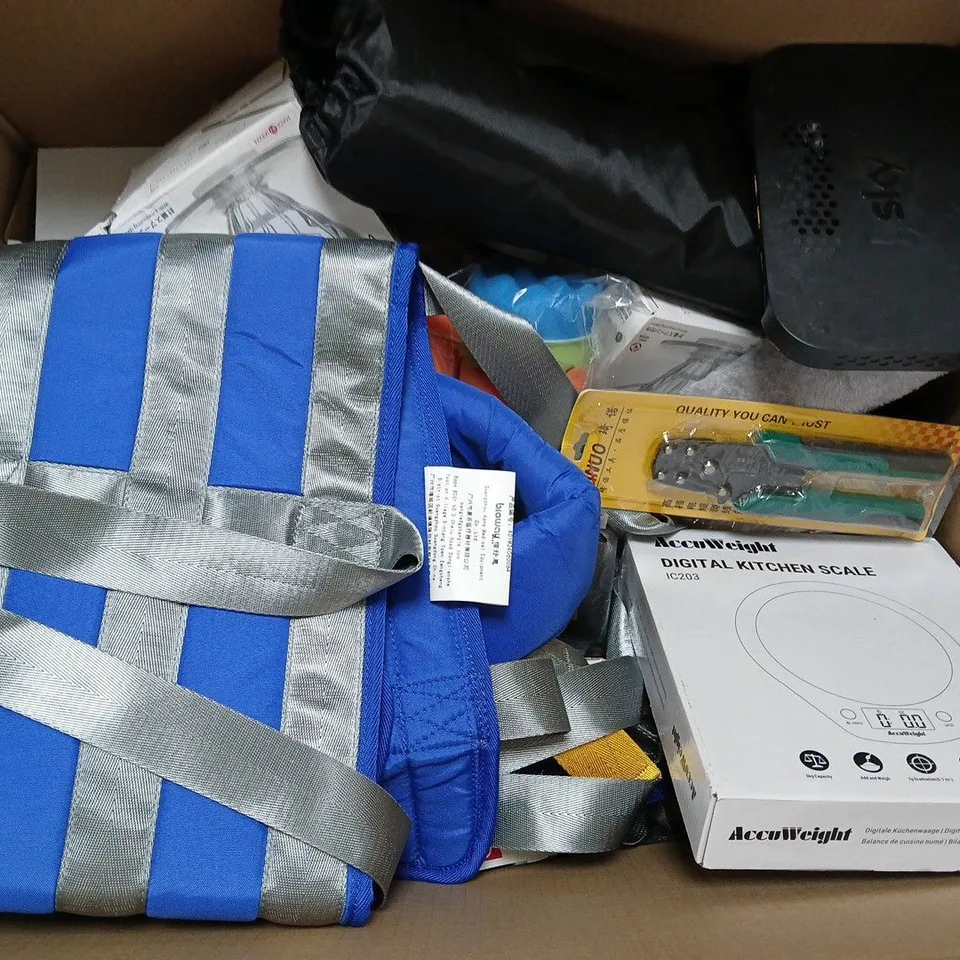 BOX OF APPROXIMATELY 12 ASSORTED ITEMS TO INCLUDE - FIRST AID KIT, V60 DRIPPER, AND SOLAR DECKING LIGHTS ETC. 